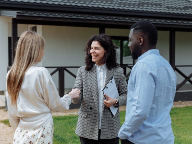 How Flat Fee Real Estate Commissions Compare to Traditional Models